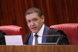 Cobrado por colegas do STF, Nunes Marques defende urna eletrônica e diz que sistema é patrimônio da democracia brasileira