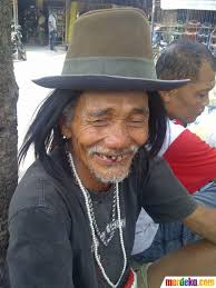 Suhadi alias Musni Joko Pitoyo (70) warga Dangean, Kecamatan Salam, Magelang yang kesehariannya menjadi seorang pedagang barang bekas di lapak loakan Pasar ... - senyum-semangat-039mbah-joko039-di-pasar-loak-muntilan-001-iqbal-s-nugroho