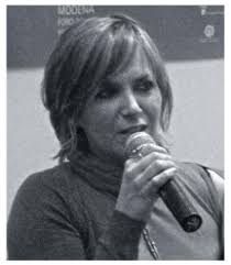 Marzia Schenetti, nata a Reggio nel 1965, diplomata in canto lirico e grafica pubblicitaria, è autrice di poesie e canzoni. - marzia_schenetti