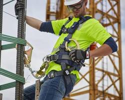 Gambar Pekerja Konstruksi Menggunakan Sabuk Pengaman