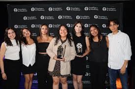 Giselle Cassán de Ciudad del Maíz recibe reconocimiento a mejor música por cortometraje