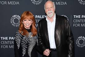Reba McEntire and Rex Linn Start New Thanksgiving Tradition