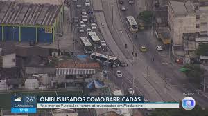 Nove ônibus são usados como barricadas em Madureira