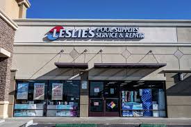 A closed Leslie's Pool Supplies storefront with signage indicating bankruptcy-related closures.