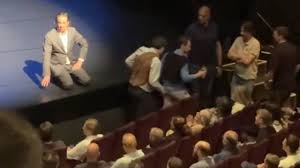 Hans Teeuwen zet pratend publiek de zaal uit in Breda: 'Wegwezen!'