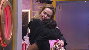 Ana Paula Renault reencontra sisters após sete horas no Barrado no Baile