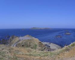 OninoAshiato with the ocean in the background, highlighting the contrast between the rock and the water.の画像