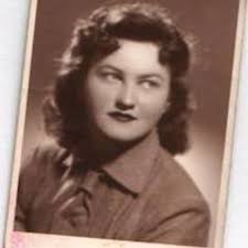 Eva Dušková (rozená Vokálová) se narodila v roce 1931 v rodině stavitele Františka a Ludmily Vokálových v Praze. Její otec zemřel v roce 1943 na žloutenku. - 50abe89692ec8