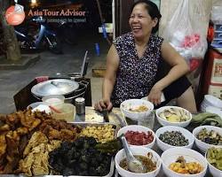 Gambar bustling street food scene in Solo, with vendors preparing and serving a variety of dishes.