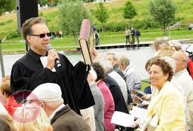 Pfarrer Martin Pense beim Auftaktgottesdienst auf der Kulturinsel ... - 1662251_web