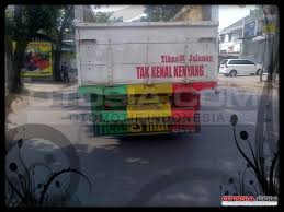 Hasil gambar untuk tulisan lucu di bak truk