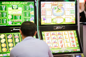 Noi reguli pentru jocurile de noroc, votate de Senat. PSD a decis să susțină măsurile Coaliției în ultimul moment. AUR spune că și el e de acord / Camera Deputaților va lua, practic, decizia