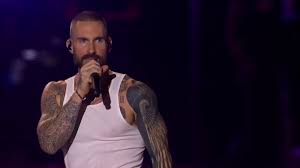 Web baba pelo vocalista do Maroon 5 no Rock in Rio: 'Adam Levine, como sempre, sendo um grande gostoso'