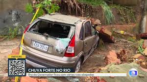 Motorista passa mal dentro de carro durante temporal e morre depois de ser resgatado pelos bombeiros