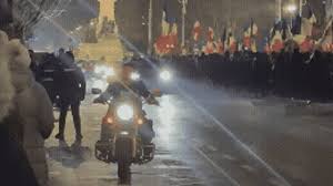 Manifestanții suveraniști, împiedicați de jandarmi să sară pe motociclistul Adrian Băzăvan, după ce acesta...