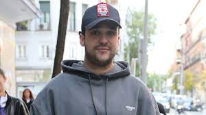 Froilán, pillado por las calles de Madrid abrazando a una chica