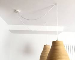 Una lámpara colgando de un cable