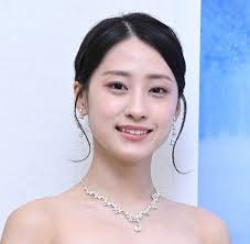 ヘソ出し&久々ヘアで「チームラボ」世界満喫“令和最強メリハリ”澄田綾乃の姿にファン「こぼれ落ちそうな大福」