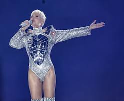 Xuxa ironiza comentários sobre figurino da turnê: ‘Último voo da virilha’