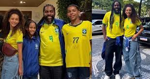 Lázaro Ramos e Taís Araújo curtem a vitória do Brasil com os filhos e chamam a atenção da web