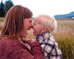 Image de mother and child embracing