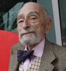 Irish stage and screen actor David Kelly, known for appearances in British comedies such as Robin&#39;s Nest, has died aged 82. - david_kelly_4f39c99a7d