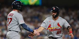 Cardenales resisten a Yamamoto y vencen a Dodgers en extras para volver a .500