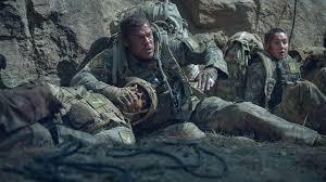 "War Machine Review: Alan Ritchson Brilha em Clone de Predador"