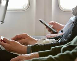صورة person using mobile phone for travel