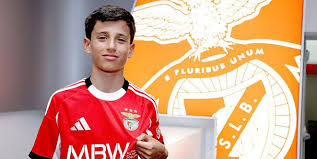 Francisco Cunha assina contrato de formação com o Benfica