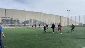 Jóvenes palestinos practican fútbol en campo de refugiados de Aida frente a orden israelí de demolición