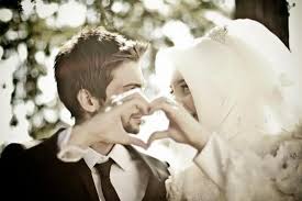 Hasil gambar untuk gambar istri dn suami bahagia