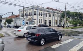 Ventania causa falta de luz em Curitiba e motoristas enfrentam confusão com semáforos desligados