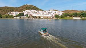 Explorar o Guadiana por trilhos antigos, praias fluviais e uma tirolesa transfronteiriça