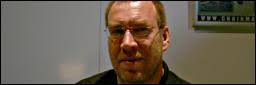 Auf der MEET 2008: <b>Frank Hartung</b> von ChainMaster über einen Kronleuchter mit <b>...</b> - Meet08_chainmaster_hartung_s