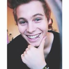 Hasil gambar untuk luke hemmings