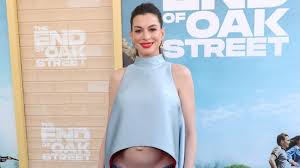 Anne Hathaway Rocks Bump-Baring Maternity Look at ‘The End of Oak Street’ Premiere