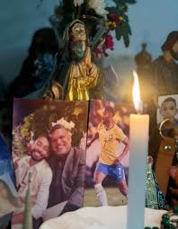 "Era um sacrifício": Matheus Cunha doou chuteiras e tem foto em altar na casa do técnico que o revelou