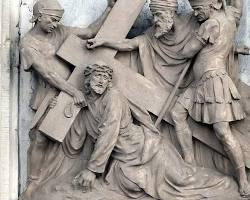 صورة Statie 3 van de lijdensweg: Jezus valt voor het eerst onder het kruis