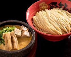 美味しそうなつけ麺とラーメンの画像