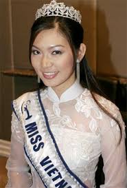 Người đẹp Hà Nội 2005 Phạm Thu Hằng tại cuộc thi Hoa hậu Hoàn Vũ 2005. Ảnh: Miss Universe. - 10991873_hang