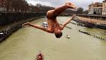 Romans brave chilly Tiber year