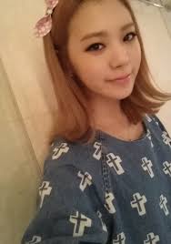 Lizzy pops into the Selca verse to remind all that she owns all. - lizzy-park-selca