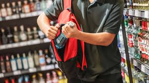 Un vendeur de supermarché est licencié pour avoir empêché un vol à l'étalage: l'affaire provoque un tollé en Angleterre