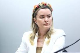 Julia Zanatta critica Galinha Pintadinha por comunismo e trânsição de gênero