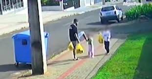 Pai que chutou filha no rosto é denunciado por tortura e lesão