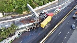 Tráiler Doble Remolque se Incendia tras Accidente en la Chamapa-Lechería