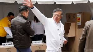 Petro denuncia que Colombia está siendo bombardeada desde Ecuador