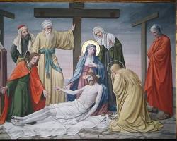 صورة Statie 13 van de lijdensweg: Jezus wordt van het kruis gehaald