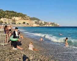Nice: Baignade Interdite! Vagues Dangereuses Menacent la Côte!
